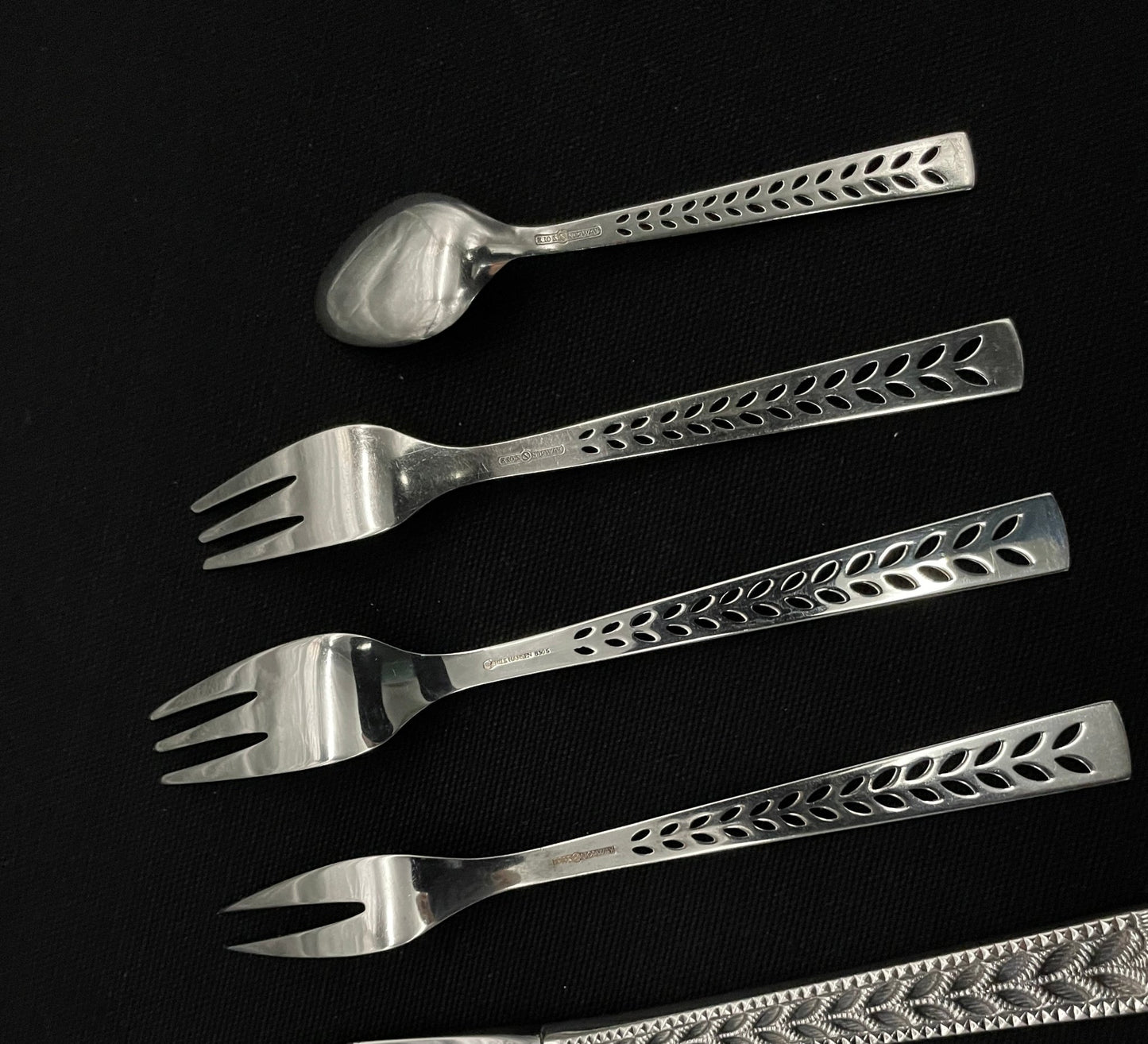 Jewel silver in cutlery and serving pieces in the 830s by N Hansens Sølv.