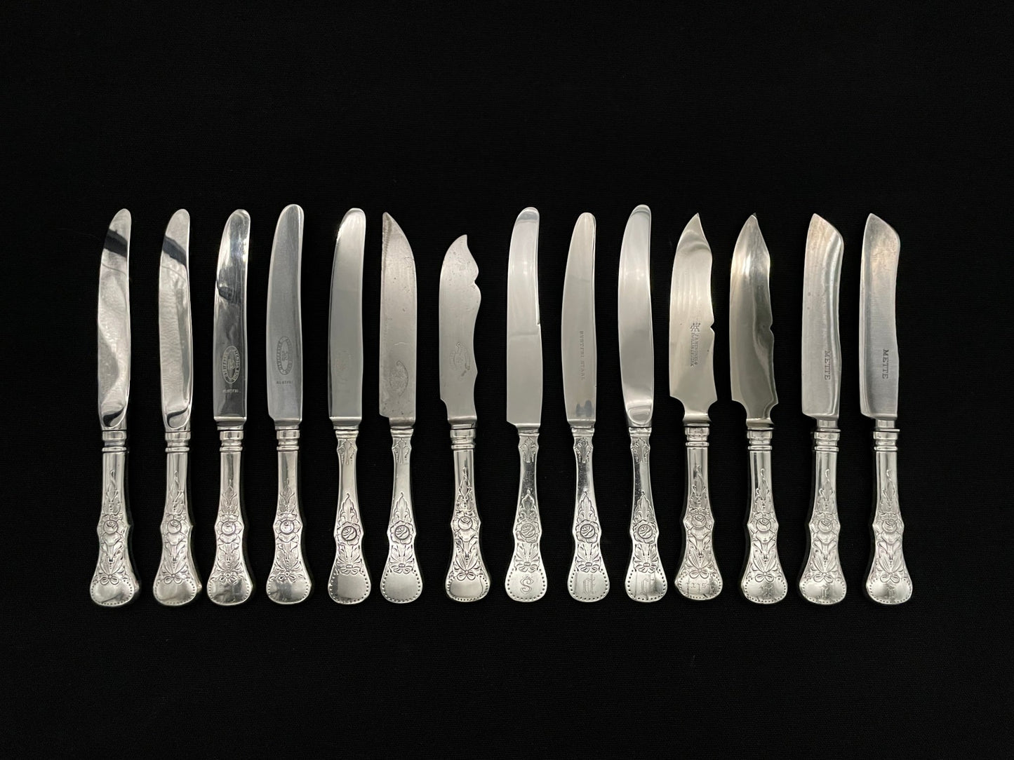 Flat Rose knives in silver in many varieties, all in 830s