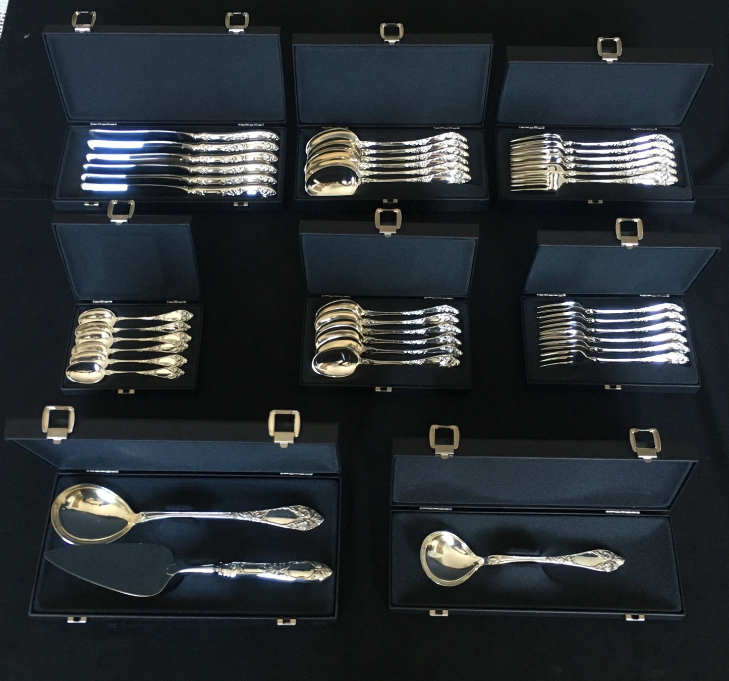 Erbjudande på 39-delars set i Raised / Raised Rose Silver in 830s av Th Marthinsen Silverware