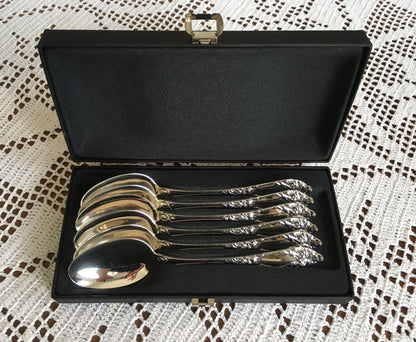 Erbjudande på 39-delars set i Raised / Raised Rose Silver in 830s av Th Marthinsen Silverware