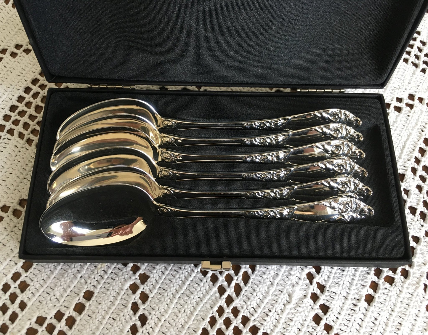 Erbjudande på 39-delars set i Raised / Raised Rose Silver in 830s av Th Marthinsen Silverware