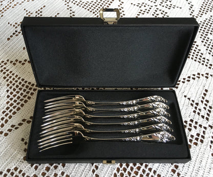 Erbjudande på 39-delars set i Raised / Raised Rose Silver in 830s av Th Marthinsen Silverware