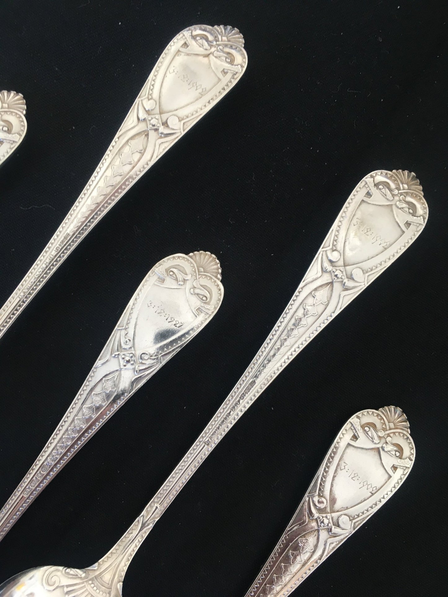 Romansk Sølvbestikk Gravering