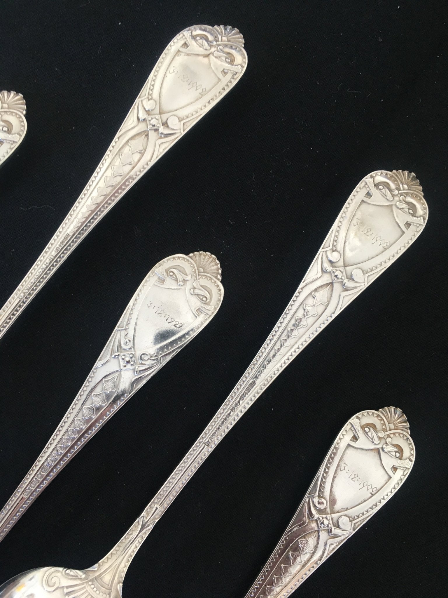 Romansk Sølvbestikk Gravering