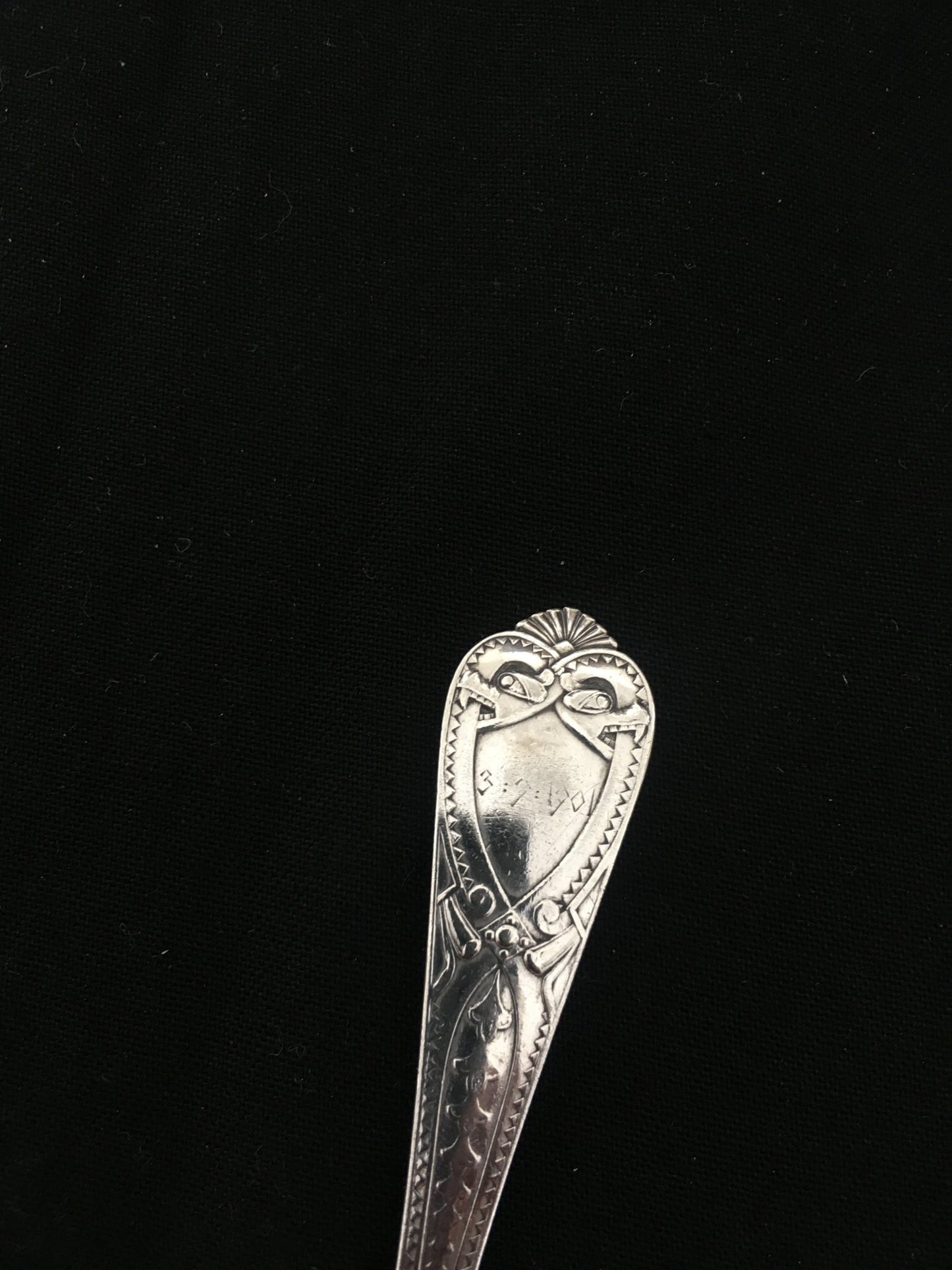 Romansk Sølvbestikk Gravering Bakside