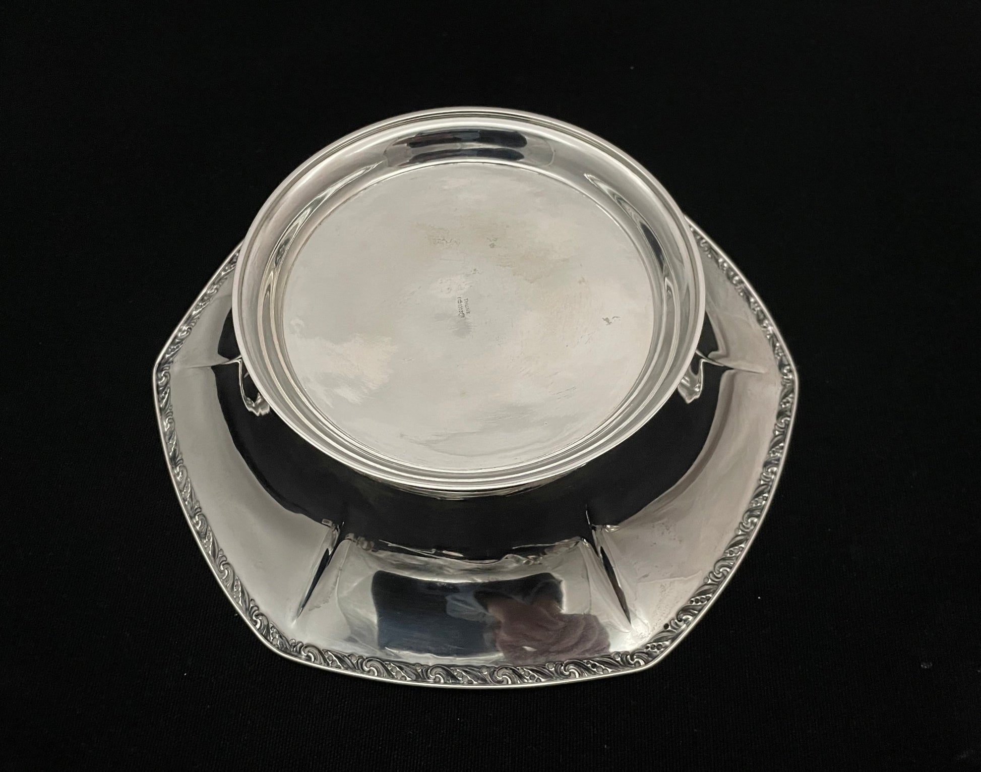 Sølvbolle av Thune i 830s bakside