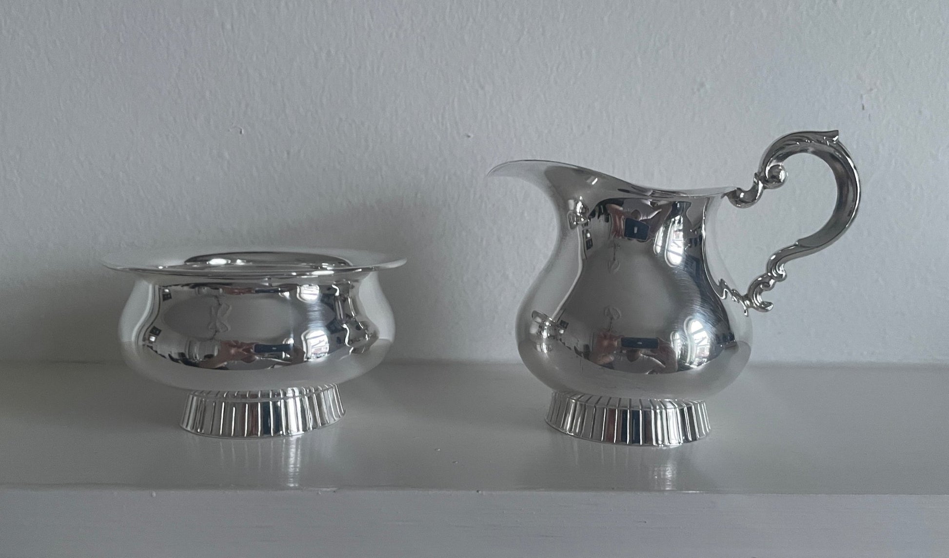 Sett 1 Sukkerkopp og fløtemugge Brødrene Lohne fra siden