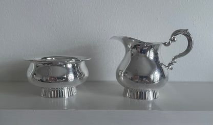 Sett 1 Sukkerkopp og fløtemugge Brødrene Lohne fra siden