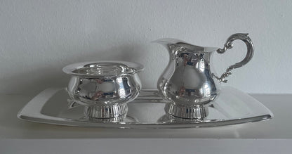 Sett 1 Sukkerkopp og fløtemugge Brødrene Lohne fra siden på brett